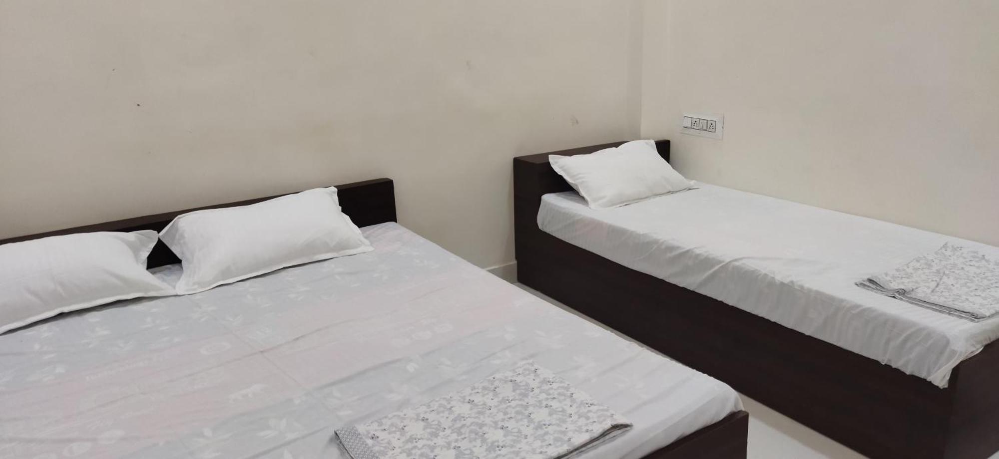 Shree Gajlaxmi Hotel Walking Distance From Mahakaleswar Ujjain Exterior photo